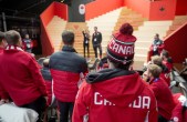 L'équipe de hockey masculin visite la maison olympique. Photo Deb Ransom