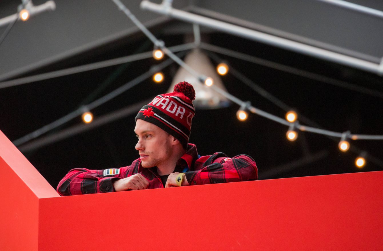 Le patineur artistique Michael Marinaro visite la Maison olympique canadienne. Photo Deb Ransom