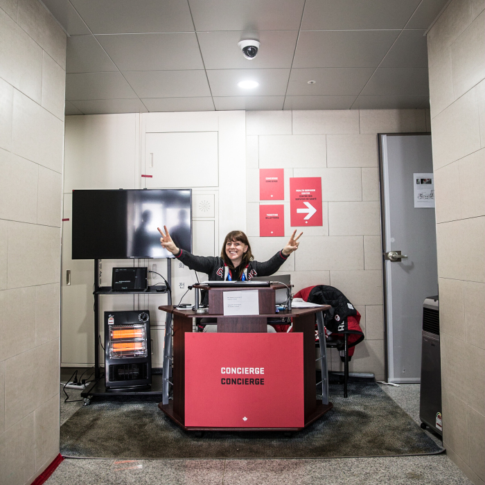 L'athlète canadienne de basketball Lizanne Murphy accueille l'équipe au village.