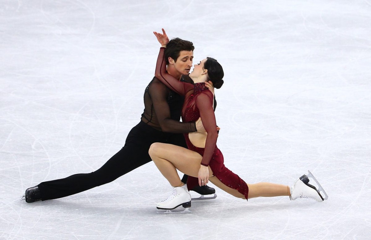 Tessa et Scott effectuent une figure proche de la glace