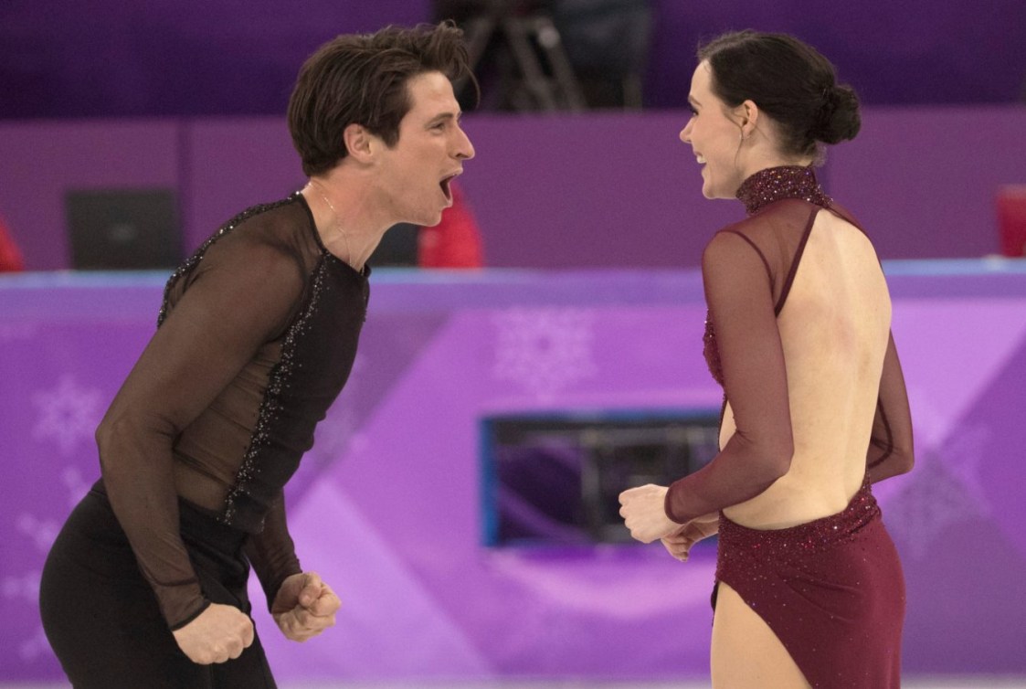 Scott Moir cri de joie devant Tessa Virtue. 