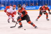 Marie-Philippe Poulin fait un virage sur ses patins, en possession de la rondelle