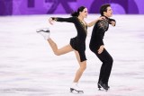Tessa virtue et Scott Moir lors de la danse courte pendant l'épreuve par équipes, au palais des glaces de Gangneung, le 11 février 2018. (Photo par Vincent Ethier/COC)