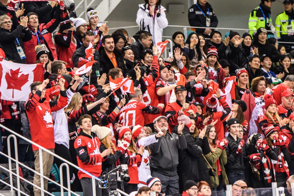 Les fans du Canada célèbrent le deuxième but marqué par le Canada contre les athlètes de la République Tchèque le 17 février 2018.(Photo: Vincent Ethier/COC)