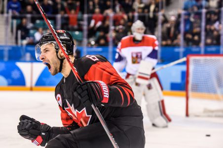 L'attaquant Wojtek Wolski (8) célèbre après avoir marqué le seul but du Canada en tirs de barrage. (Photo par Vincent Ethier/COC)