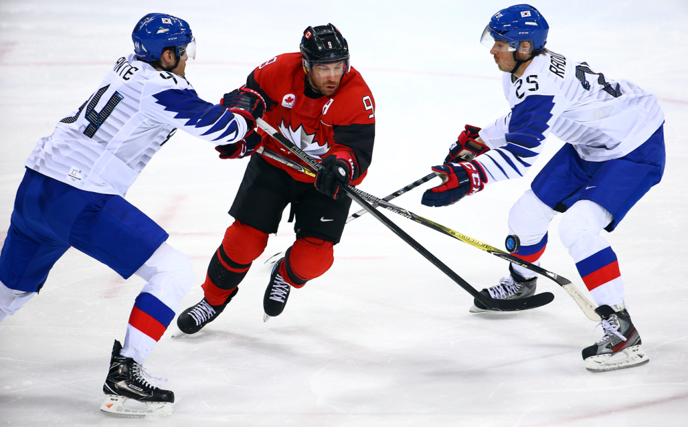 Derek Roy se faufile entre les défenseurs de la Corée du Sud. (Photo/COC/Vaughn Ridley