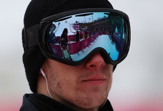 Max Parrot lors de la finale du big air en snowboard. (Photo par Vaughn Ridley/COC)