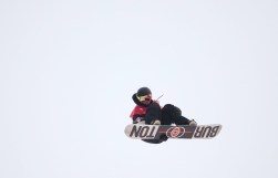 Mark McMorris en plein saut pendant la finale du big air en snowboard, à PyeongChang 2018. (Photo par Vaughn Ridley/COC)