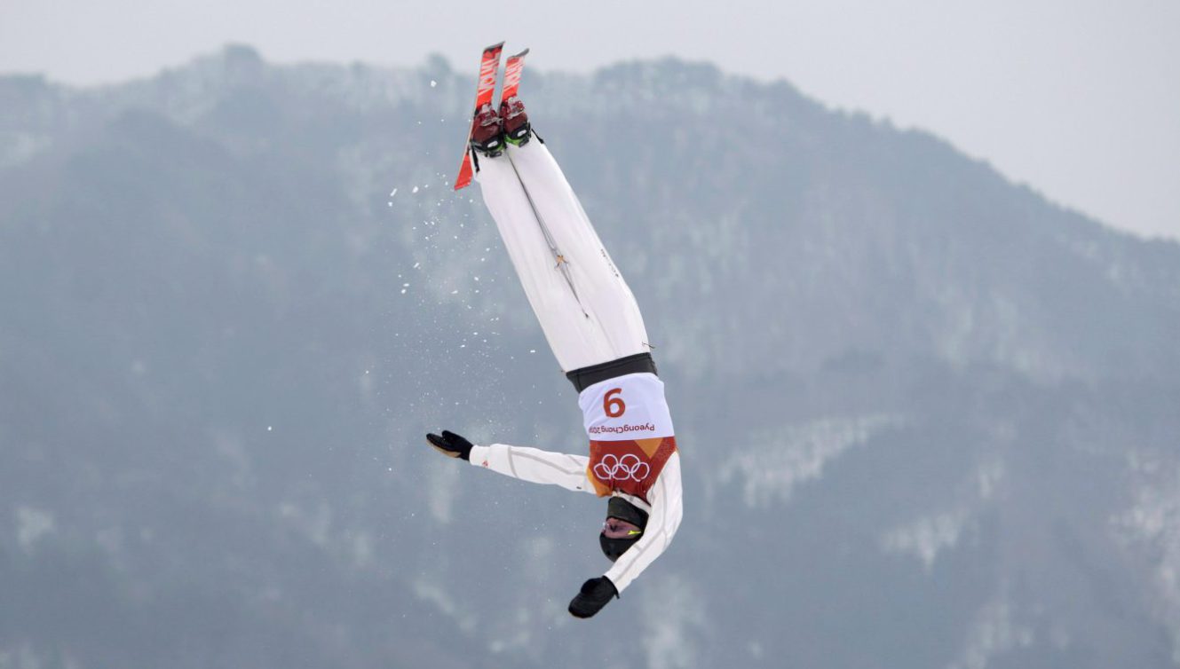 Un skieur acrobatique en plein saut
