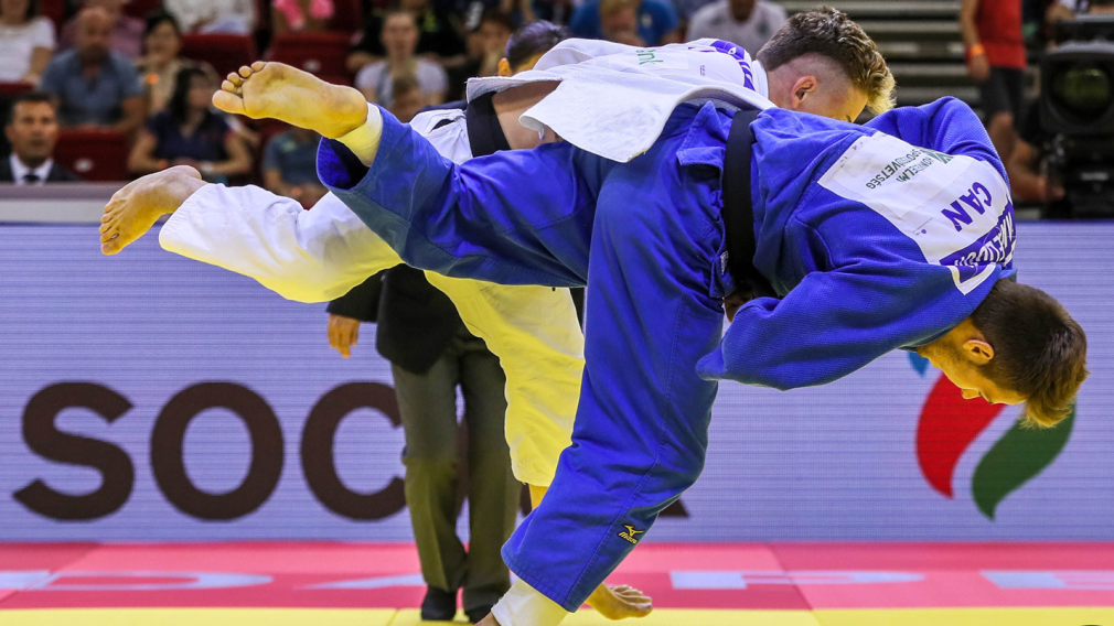 Deux judokas en plein combat