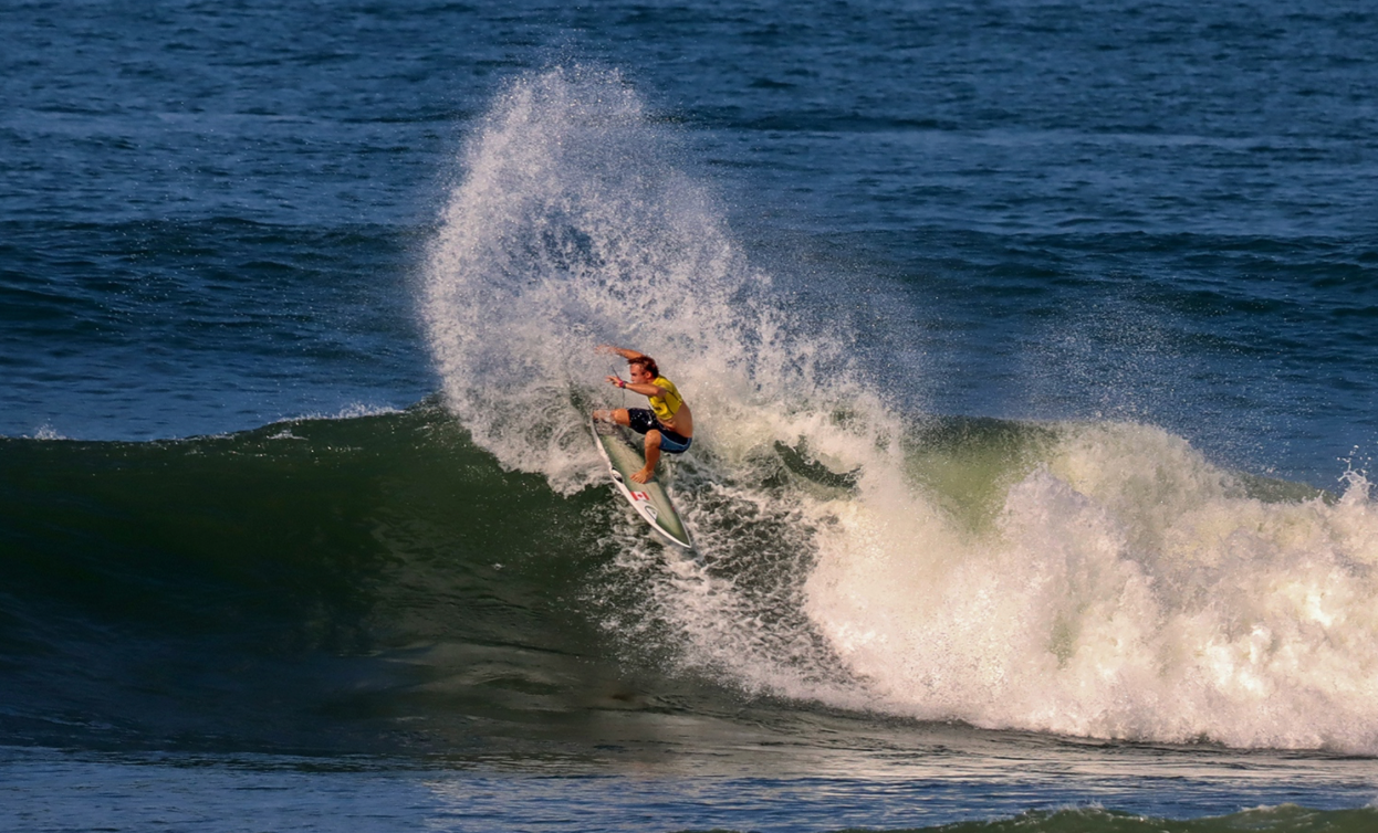 Cody Young sur une grosse vague.