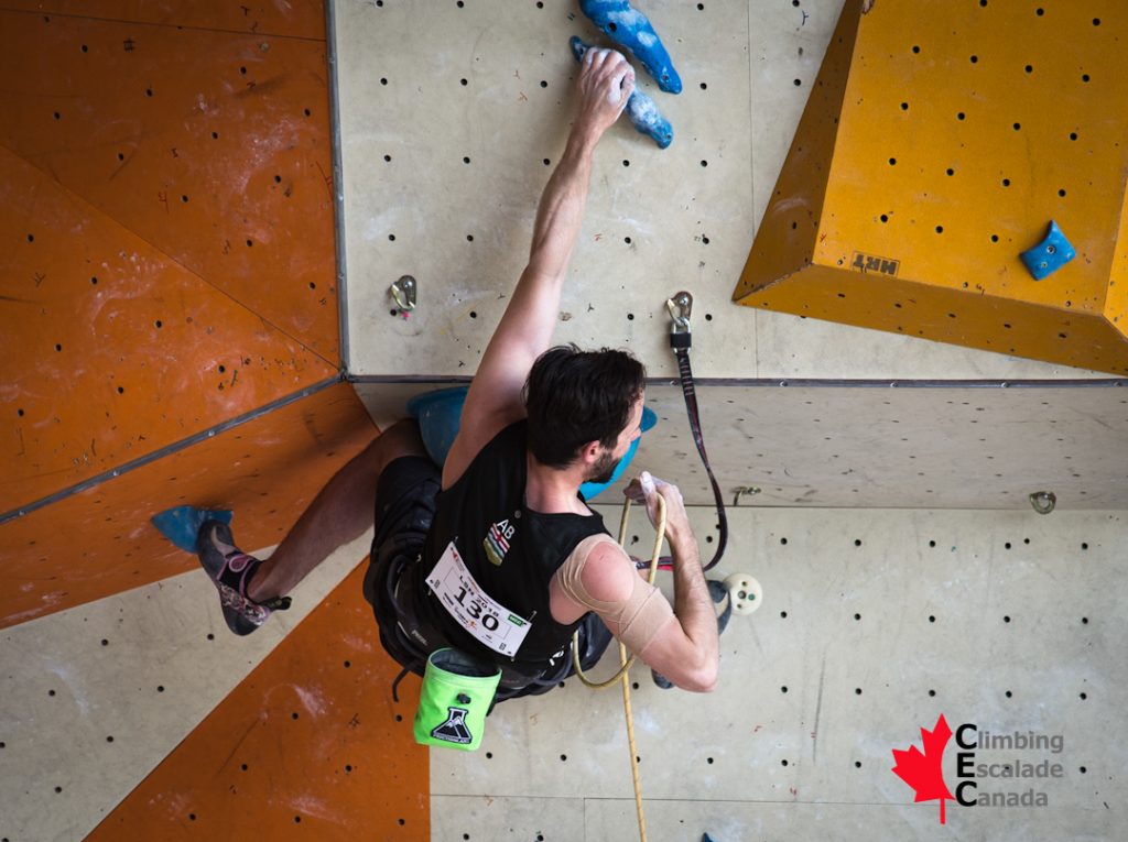 Jason Holowach en ascension du mur d'escalade