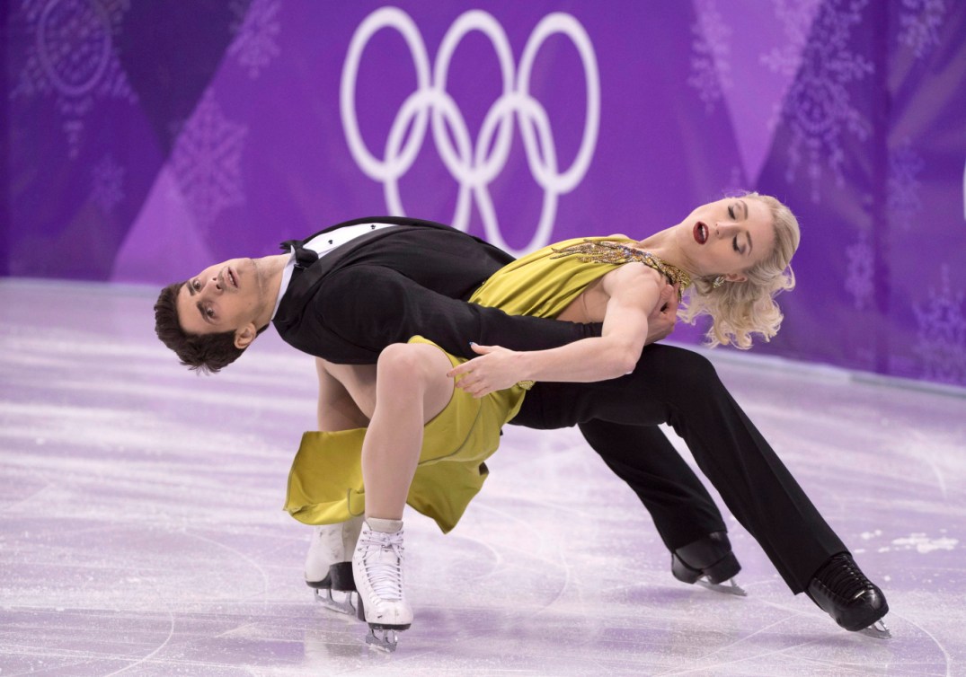 Piper Gilles et Paul Poirier effectuent une figure près de la glace