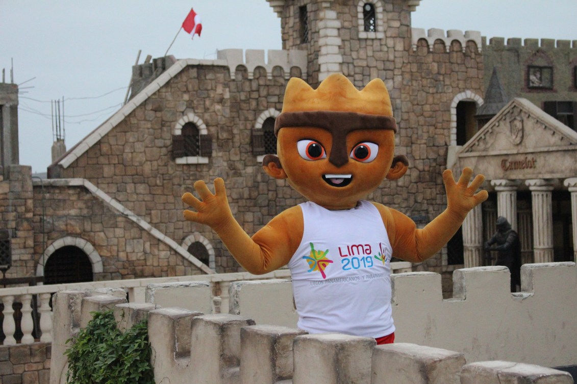 La mascotte de Lima 2019 pose pour un photo
