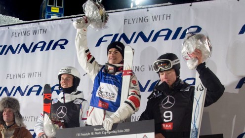Mikael Kingsbury partage le podium avec les médaillés de la première Coupe du monde des bosses masculine de la saison, à Ruka (en Finlande), le vendredi 7 décembre 2018. (Photo: FIS)