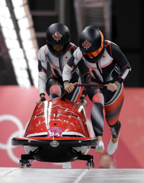Humphries et George propulsent leur bobsleigh sur la piste.