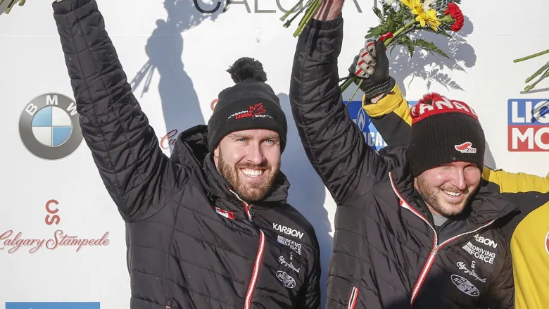 Justin Kripps et Ryan Sommer célèbrent leur médaille d'argent en bob à deux à la Coupe du monde de l'IBSF, à Calgary, le 24 février 2019. (Photo : IBSF/Twitter)
