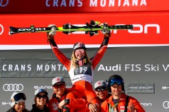 La médaillée d'argent Roni Remme célèbre sur le podium avec ses coéquipiers après l'épreuve de combiné alpin à la Coupe du monde de Crans-Montana, en Suisse, le 23 février 2019. (AP Photo/Alessandro Trovati)