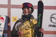 Elena Gaskell avec son globe de cristal, après la finale du ski big air à la Coupe du monde Jamboree de Québec, le 16 mars 2019. Photo: Mateusz Kielpinski (FIS)