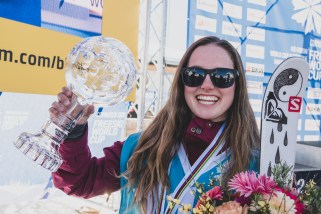 Megan Oldham célèbre avec son globe de cristal aux finales du slopestyle à la Coupe du monde de Silvaplana, en Suisse, le 30 mars 2019. Photo : Mateusz Kielpinski (FIS)