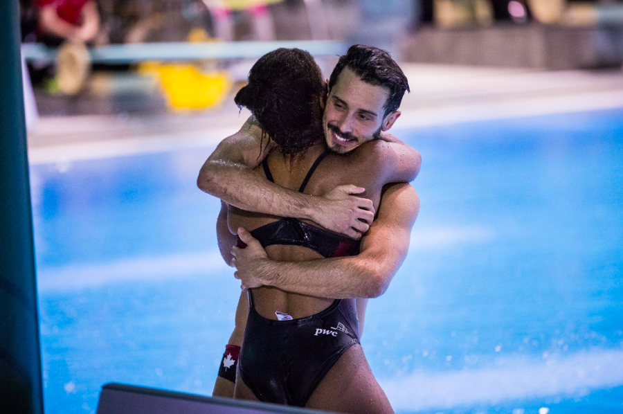 Jennifer Abel et François Imbeau-Dulac célèbrent leur performance en argent à l'épreuve du tremplin 3 m synchronisé mixte aux Séries mondiales de plongeon FINA, le 3 mars 2019, à Sagamihara, au Japon. (Plongeon Canada/Twitter)