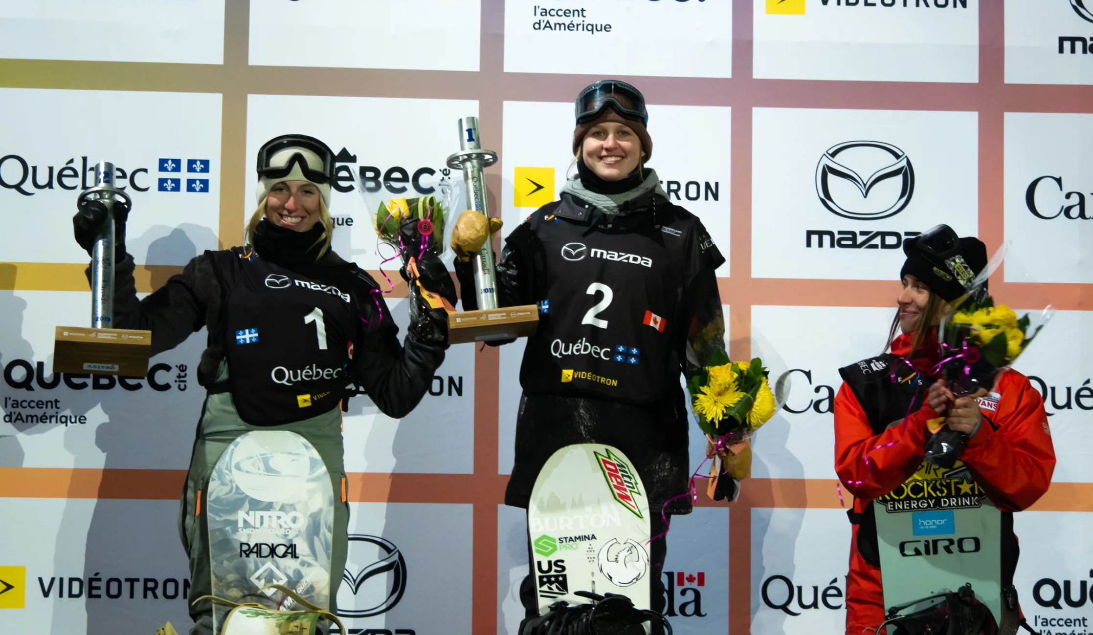 Laurie Blouin, à gauche, célèbre sa médaille d'argent en snowboard big air à la Coupe du monde Jamboree de Québec, le 16 mars 2019. Photo : FIS Snowboard.