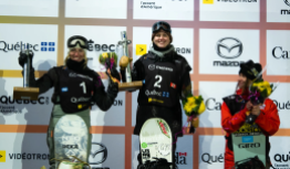 Laurie Blouin, à gauche, célèbre sa médaille d'argent en snowboard big air à la Coupe du monde Jamboree de Québec, le 16 mars 2019. Photo : FIS Snowboard.