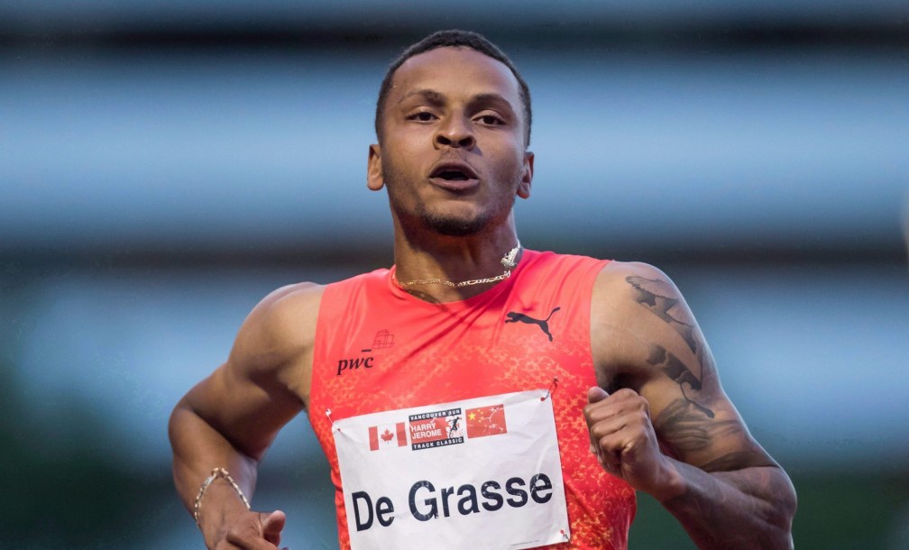 Andre De Grasse court faisant face à la caméra.