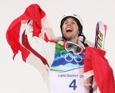 Alex Bilodeau secoue le drapeau canadien en signe de célébration