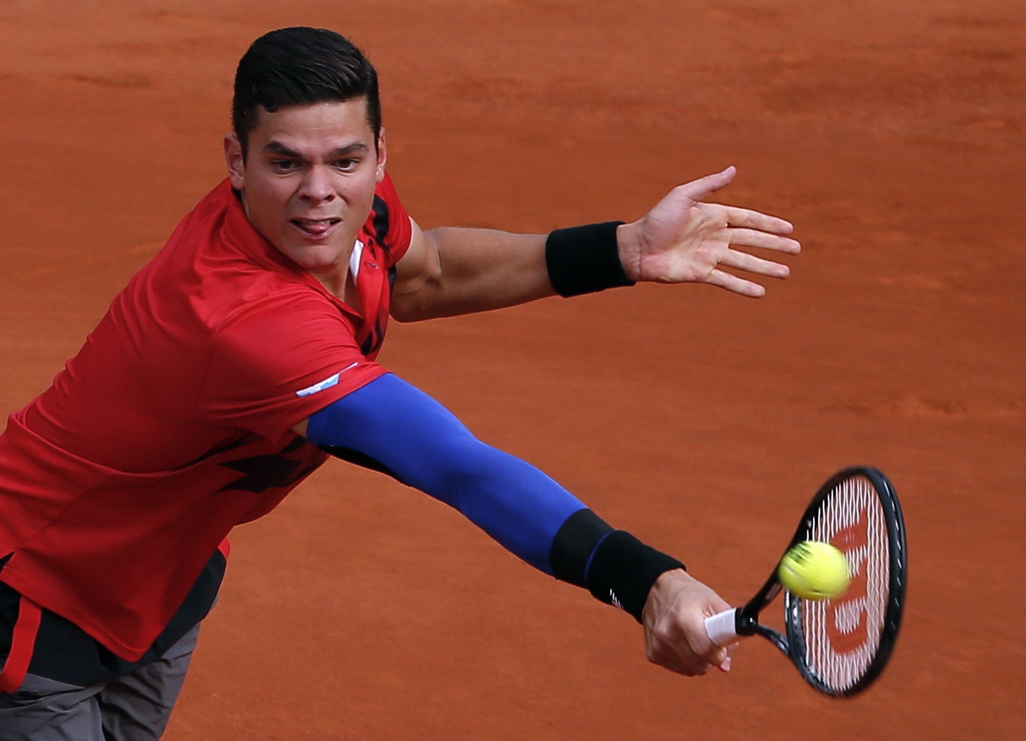 Milos Raonic et sa manche bleue lors des Internationaux de France le 3 juin 2014.(AP Photo/Michel Euler)