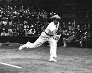 Le Français René Lacoste lors de la finale de Wimbledon en 1928. Lacoste a remporté deux Wimbledon dans sa carrière. En 1933, il fonde sa célèbre compagnie, Lacoste. (AP Photo, File)