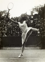 Suzanne Lenglen en action lors d'une séance photo. (Photo: TennisForum.com)