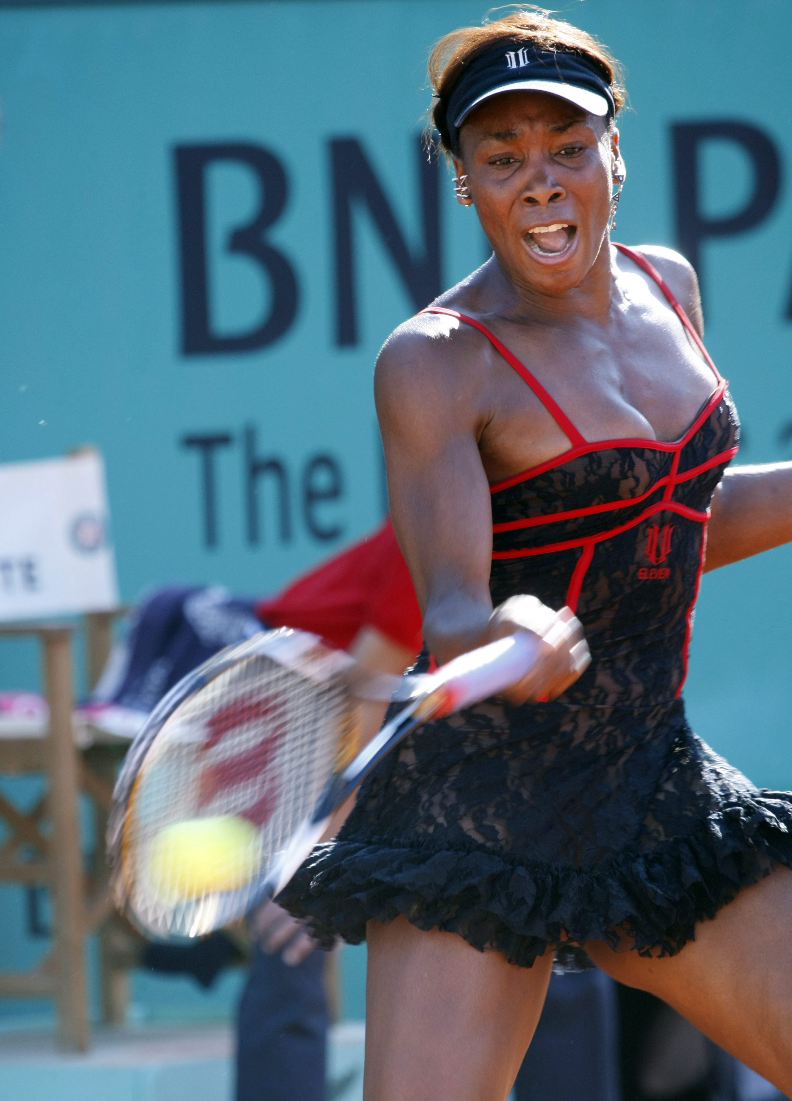 Venus Williams lors de son match contre Patty Schnyder de la Suisse au premier tour des Internationaux de France le 23 mai 2010. (AP Photo/Laurent Rebours)
