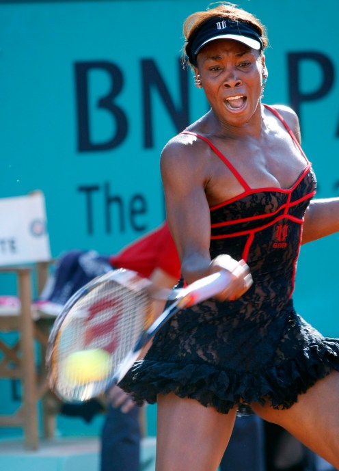 Venus Williams lors de son match contre Patty Schnyder de la Suisse au premier tour des Internationaux de France le 23 mai 2010. (AP Photo/Laurent Rebours)