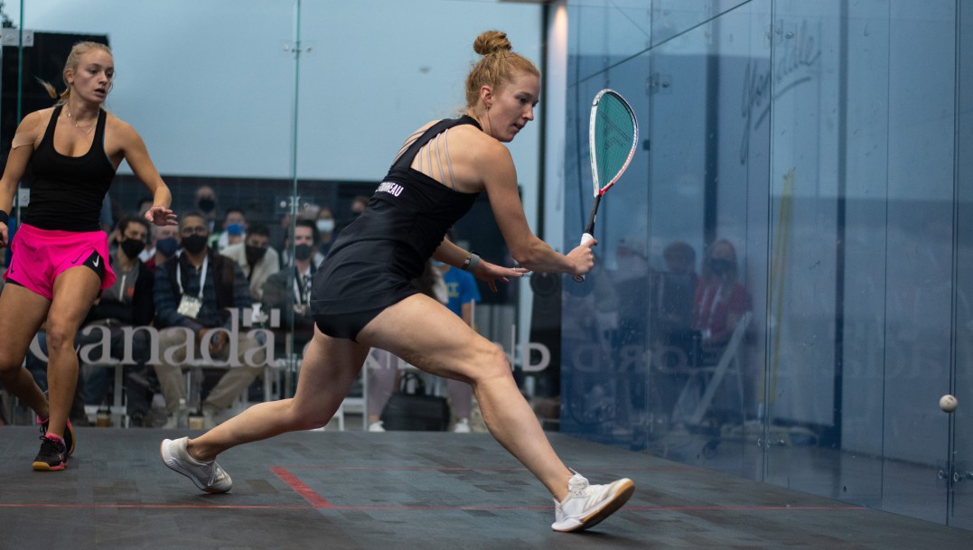 Danielle Letourneau effectue un coup au squash.