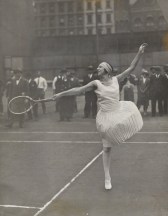 La diva française Suzanne Lenglen lors d'un entraînement public à New York dans les années 20. (Photo: MoMa)