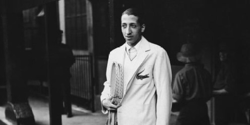 René Lacoste pose pour les caméras lors du tournoi de Roland Garros de 1929. (Photo: Esquire)