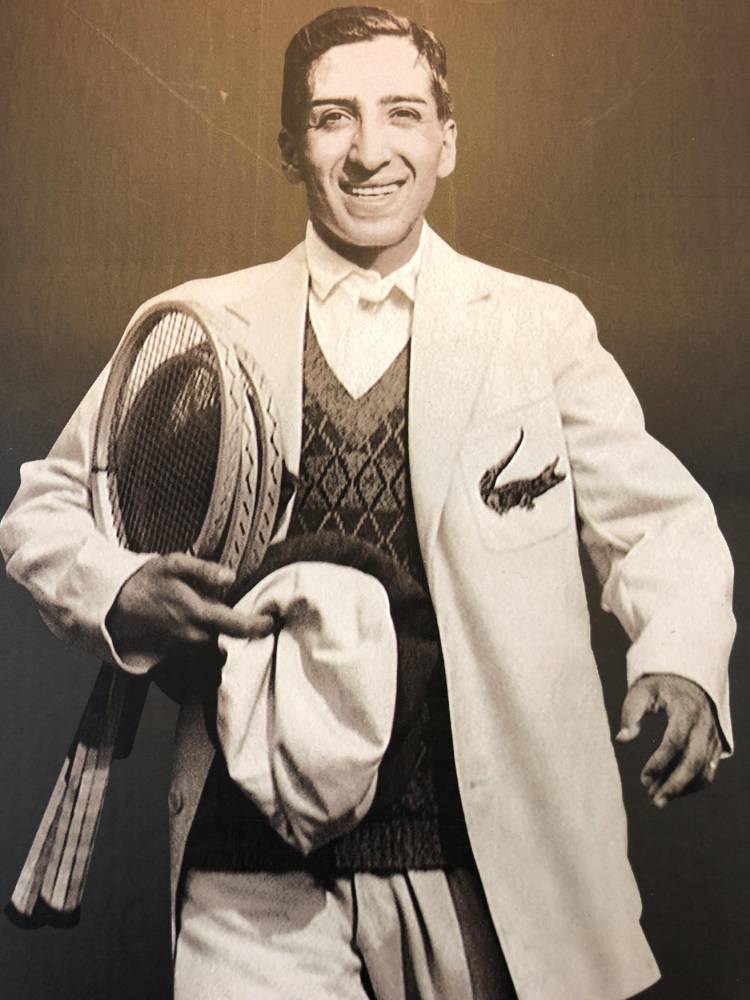 René Lacoste portant son désormais iconique veston brodé d'un crocodile. (Photo: Le Point.fr)