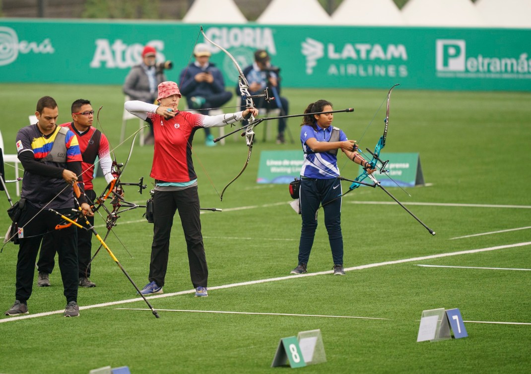 Une athlète de tir à l'arc se prépare