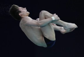 Nathan Zsombor-Murray effectue un plongeon.