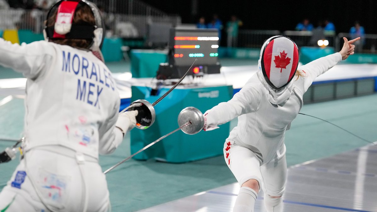 L'escrimeuse Alexanne Verret réalise une touche. 