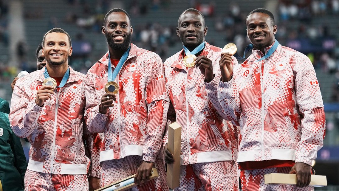 Jerome Blake et le relais 4x100 m canadien sur le podium.