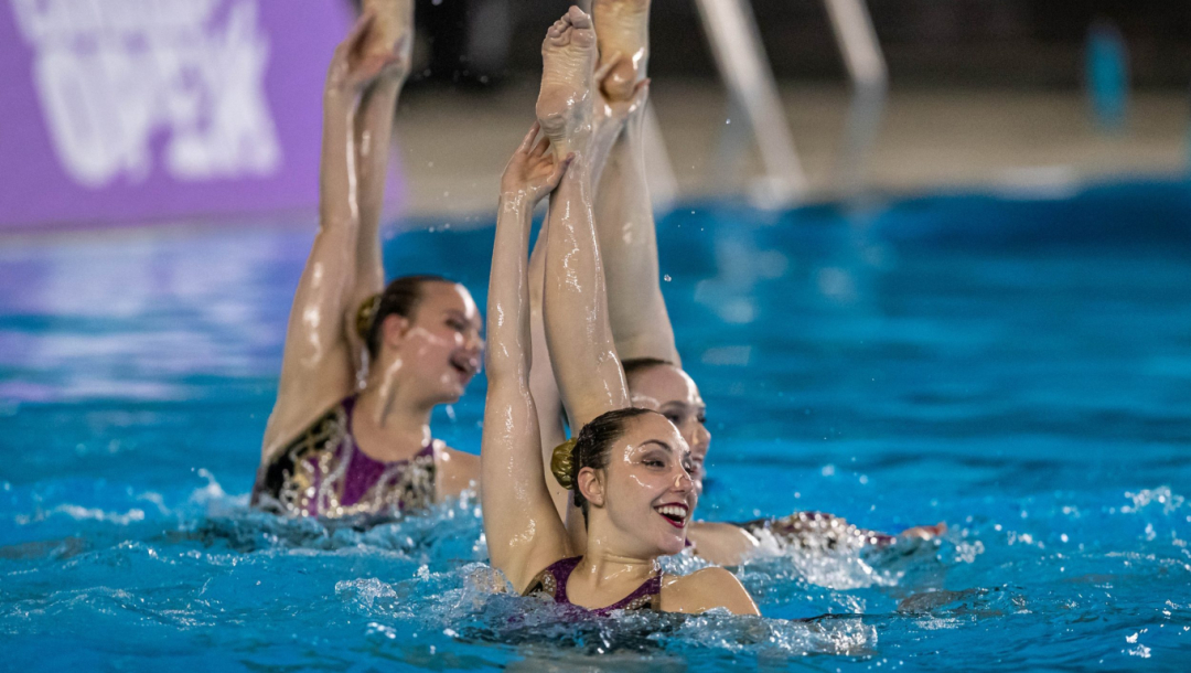Quatre nageuses artistique en action dans l'eau