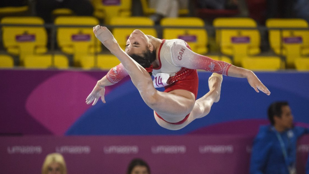 Une gymnaste en plein saut