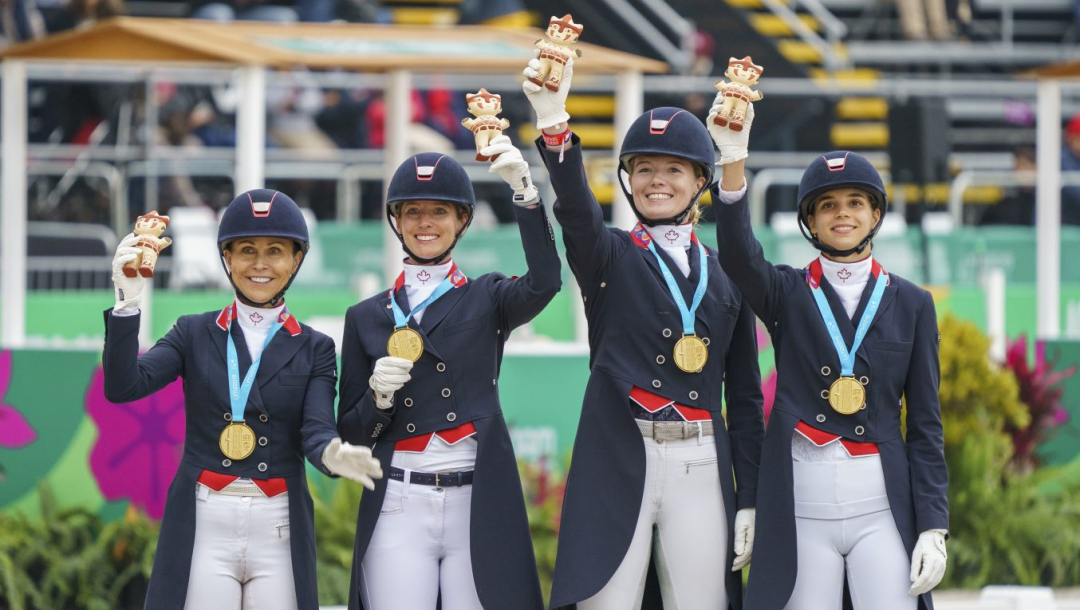 Quatre athlètes de sports équestres sur le podium