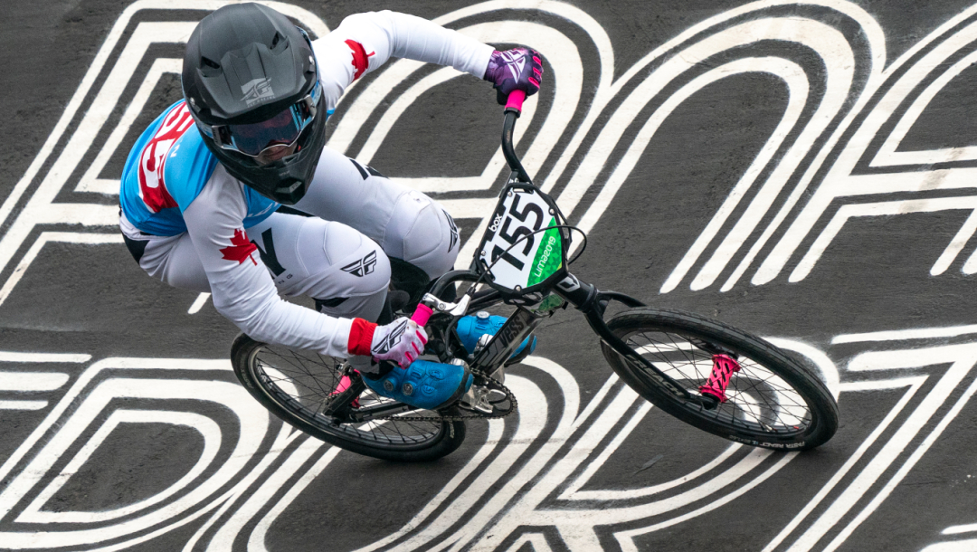 Une athlète de BMX en action