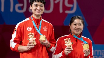 Deux athlètes montrent leur médaille d'or