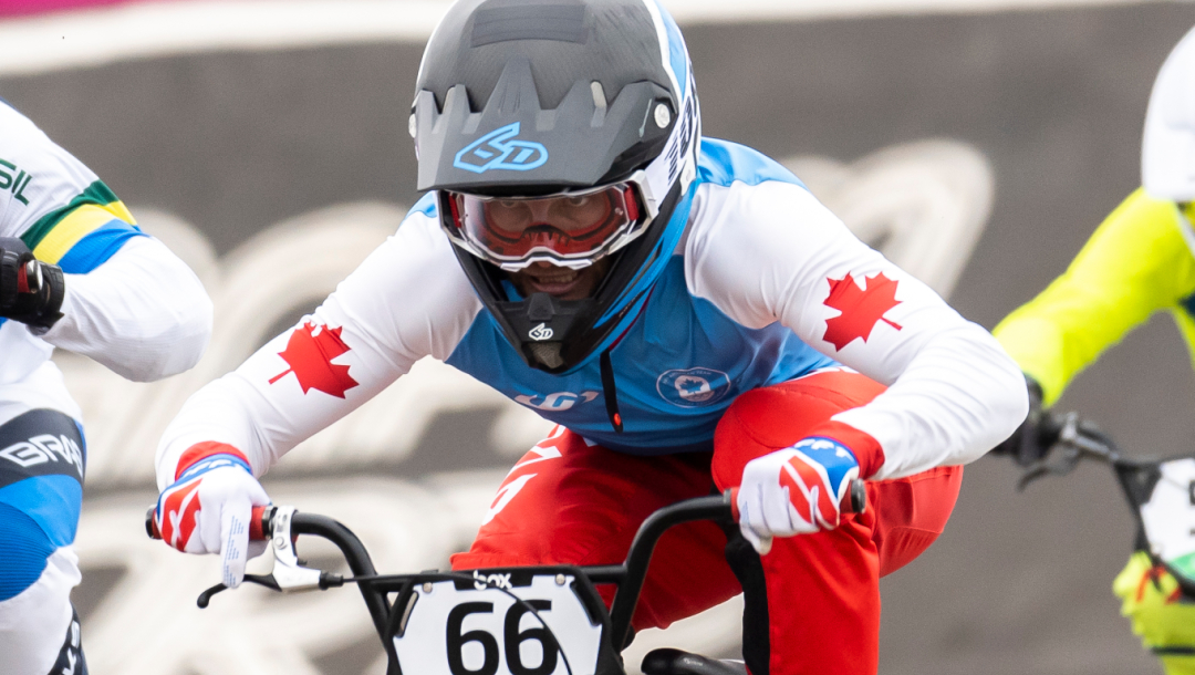 Un athlète de BMX en action