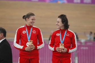Miriam Brouwer ,à gauche, et Maggie Coles-Lyster posent avec leurs médailles d'argent du madison aux Jeux panaméricains Lima 2019. Photo : Lima 2019