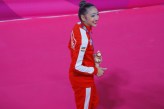 Katherine Uchida pose avec sa médaille d'argent au ballon en gymnastique rythmique à Lima 2019, le 4 août 2019. Photo: Sebastian Castañeda / Lima